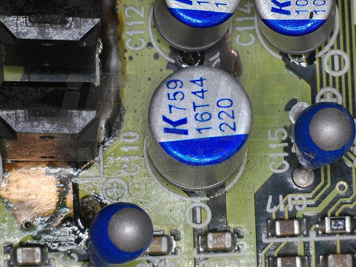 修理後の基板全体。液漏れや腐食痕はすべて処理済み。