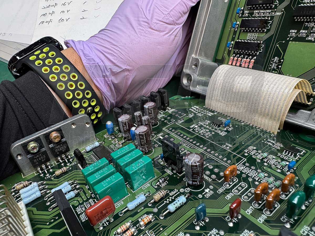 別角度から見た液漏れ箇所。フラックス変色も見られる。