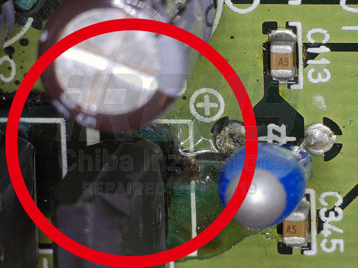 部品パッドの劣化。電解液がスルーホールを侵食している。