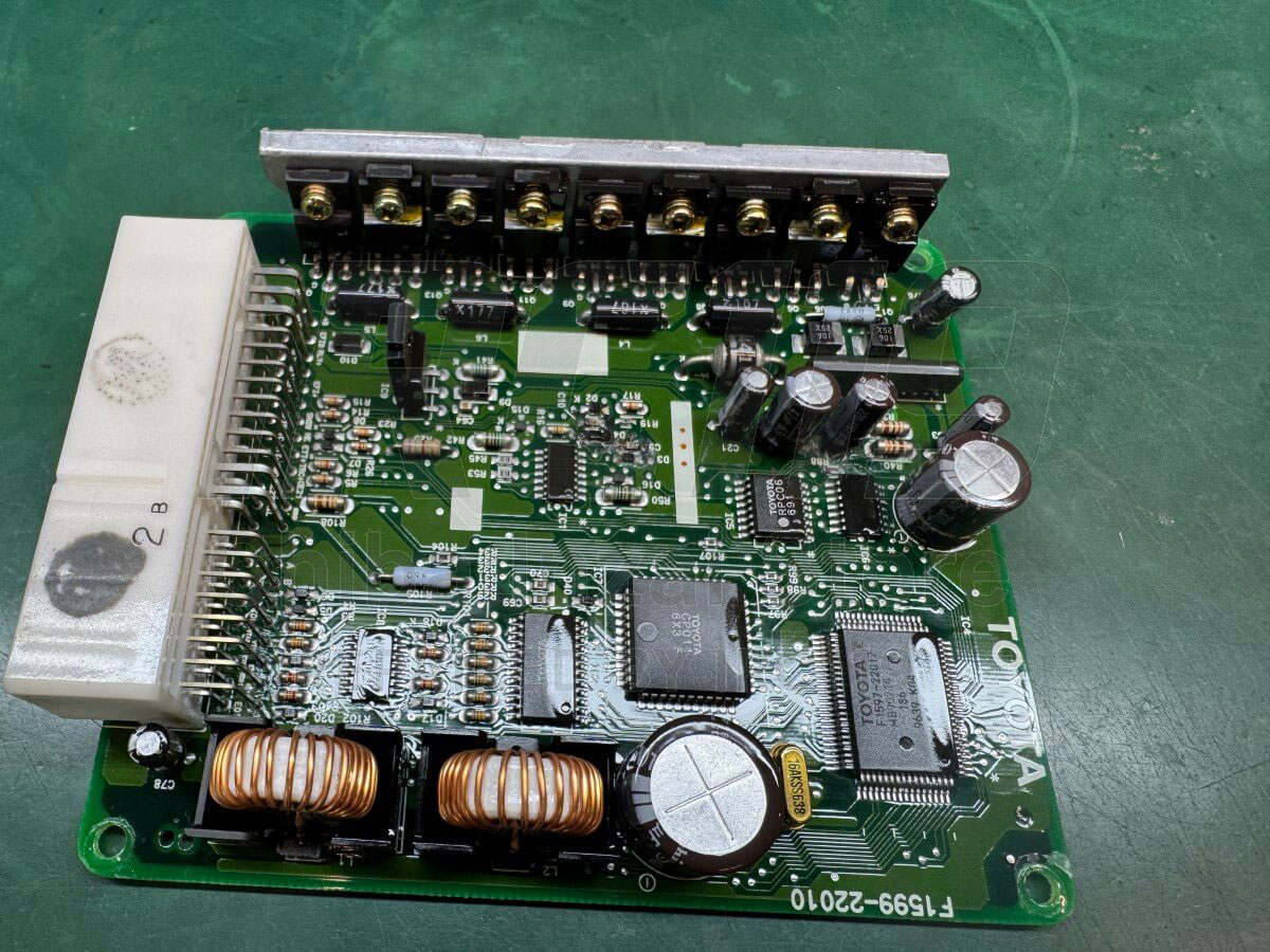 JZX100 ETCSユニット 電解コンデンサ群のクローズアップ 液漏れの原因となった部品